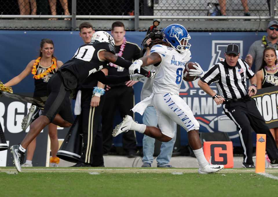 <strong>Memphis running back Darrell Henderson runs for a 62-yard touchdown past Central Florida defensive back Brandon Moore during the AAC championship NCAA college football game on Dec. 1, 2018, in Orlando.</strong>&nbsp;<strong>Henderson announced on Twitter Wednesday that he will enter the NFL Draft.</strong> (John Raoux/Associated Press)