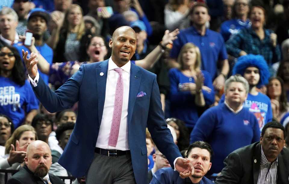 <p class="p1"><span class="s1"><b>University of Memphis head basketball coach Penny Hardaway calls out to players during the Tigers game against the Tennessee Volunteers at FedExForum in Memphis on Saturday, Dec. 16, 2018.</b> (Karen Pulfer Focht/Special to The Daily Memphian)</span>