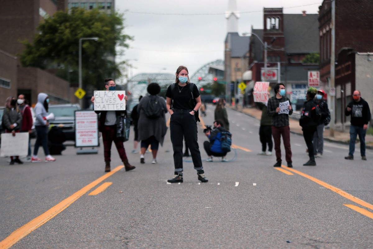 <strong>Protesters block Poplar Avenue in front of the Shelby County Criminal Justice Center Sept. 24, 2020, to demand justice for Breonna Taylor.</strong> (Patrick Lantrip/Daily Memphian)