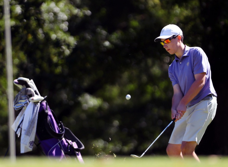 <strong>Christian Brothers High School golfer Drew Oxley chips onto the green during a Sept. 30, 2020 tournament at Windyke Country Club.</strong> (Patrick Lantrip/Daily Memphian)