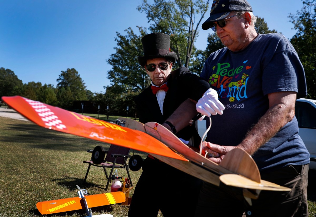 <strong>Lester Goldsmith (left) receives help from Al Robinson (right) as they prepare his Ringmaster airplane for flight on Thursday, Oct. 1, 2020 at Audubon Park.</strong> (Mark Weber/The Daily Memphian)