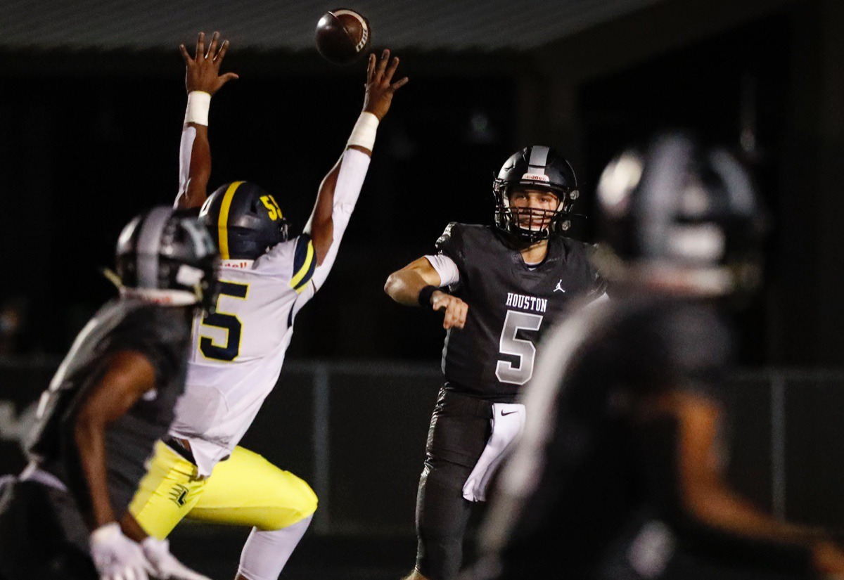 <strong>Houston quarterback Gray Nischwitz (middle) throws a pass against Lausanne on Friday, Oct. 23, 2020.</strong> (Mark Weber/The Daily Memphian)