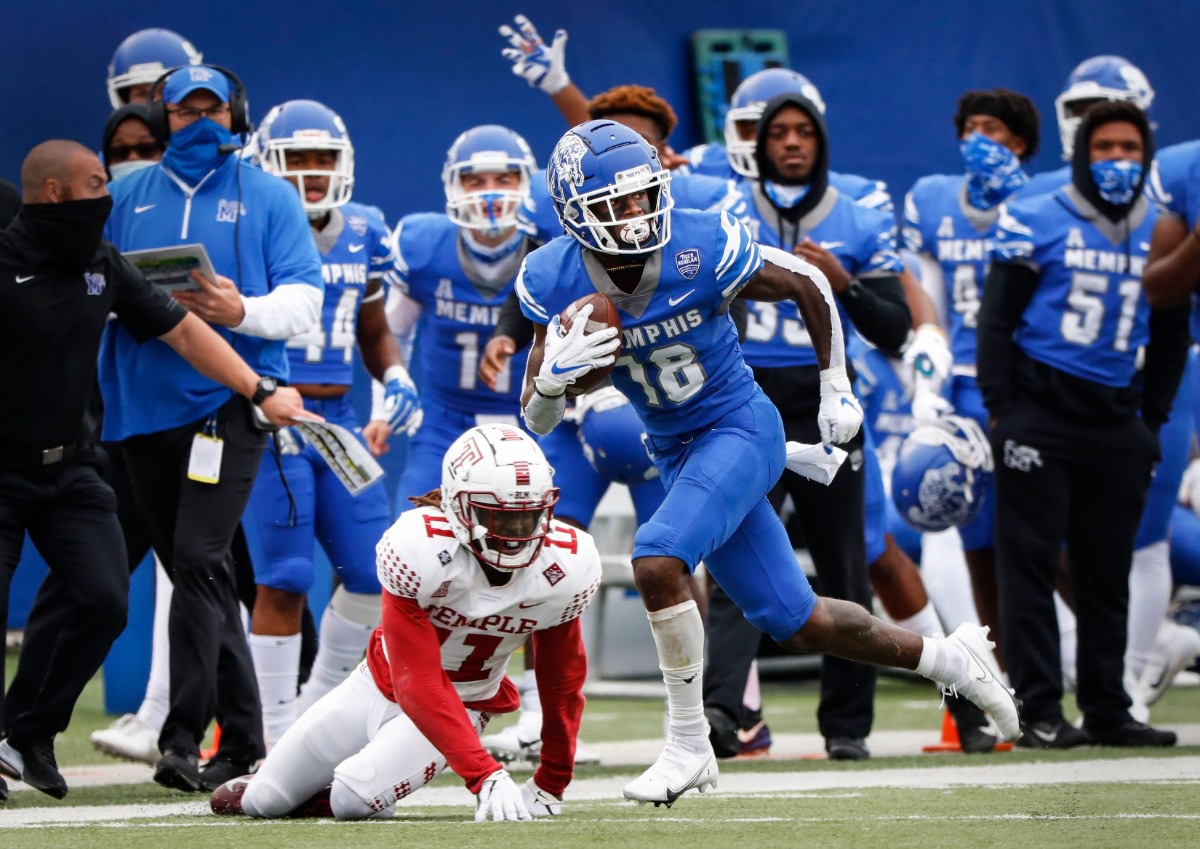 <strong>Memphis receiver Tahj Washington (right) makes a first down catch against the Temple defense during action on Saturday, Oct. 24, 2020 at Liberty Bowl Memorial Stadium.</strong> (Mark Weber/The Daily Memphian)