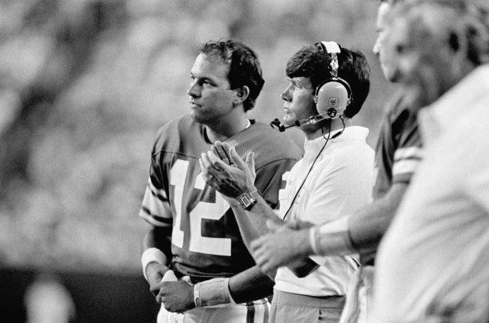 <strong>Les Steckel, seen here in 1984 as the head coach of Minnesota Vikings (middle), will be the featured speaker at this year&rsquo;s Fellowship of Christian Athletes/AutoZone Liberty Bowl breakfast.</strong> (Jim Mone/AP)