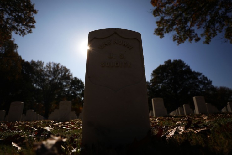 <strong>A grave of an unknown soldier lies in rest at the Memphis National Cemetery on Veterans Day Nov. 11, 2020</strong>. (Patrick Lantrip/Daily Memphian)