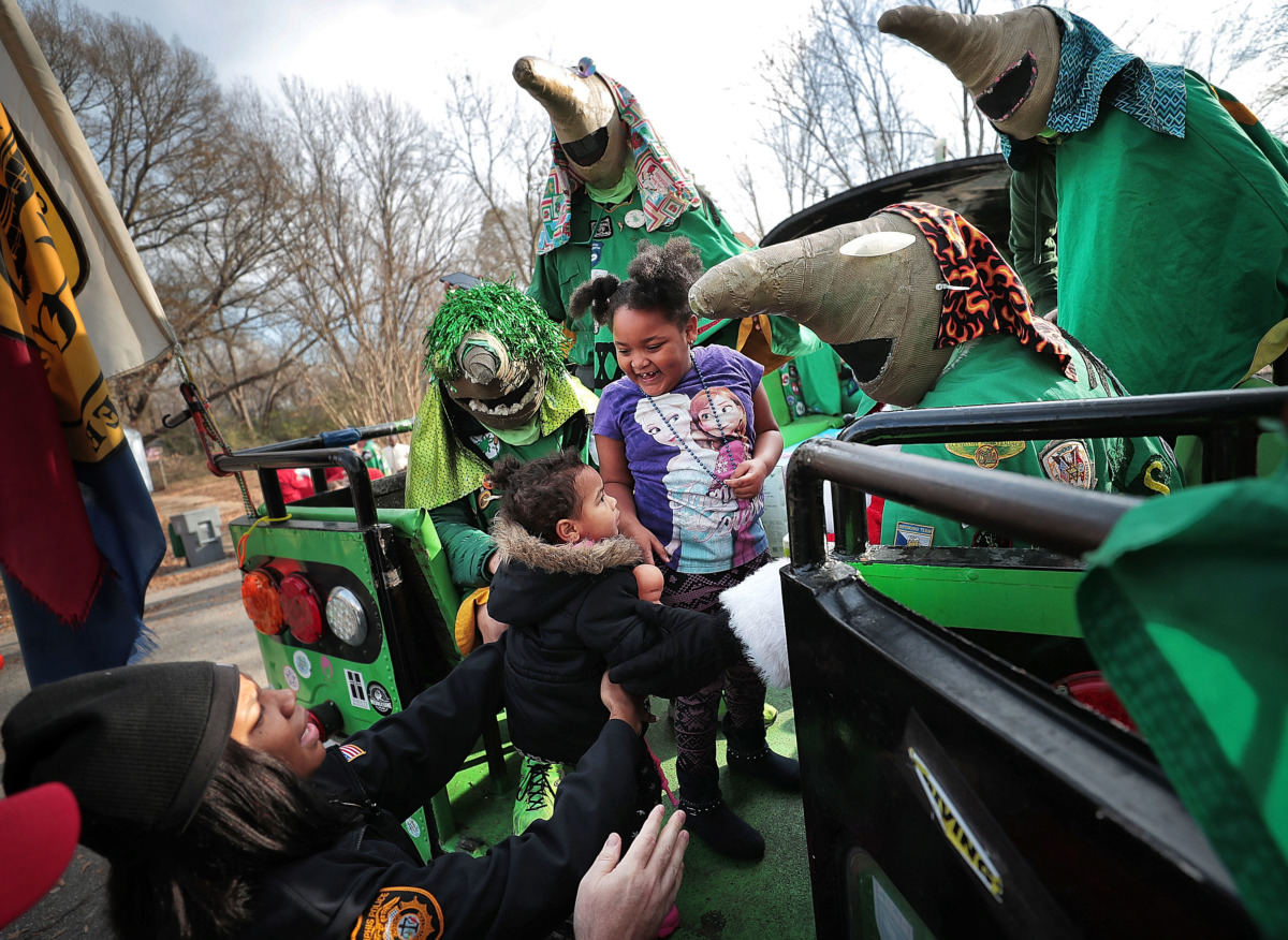 <strong>Terri Hanna Nixon, 5, and her sister Taniya, 2, visit the Boll Weevils' bus on Wednesday, Dec. 19.</strong> (Jim Weber/Daily Memphian)