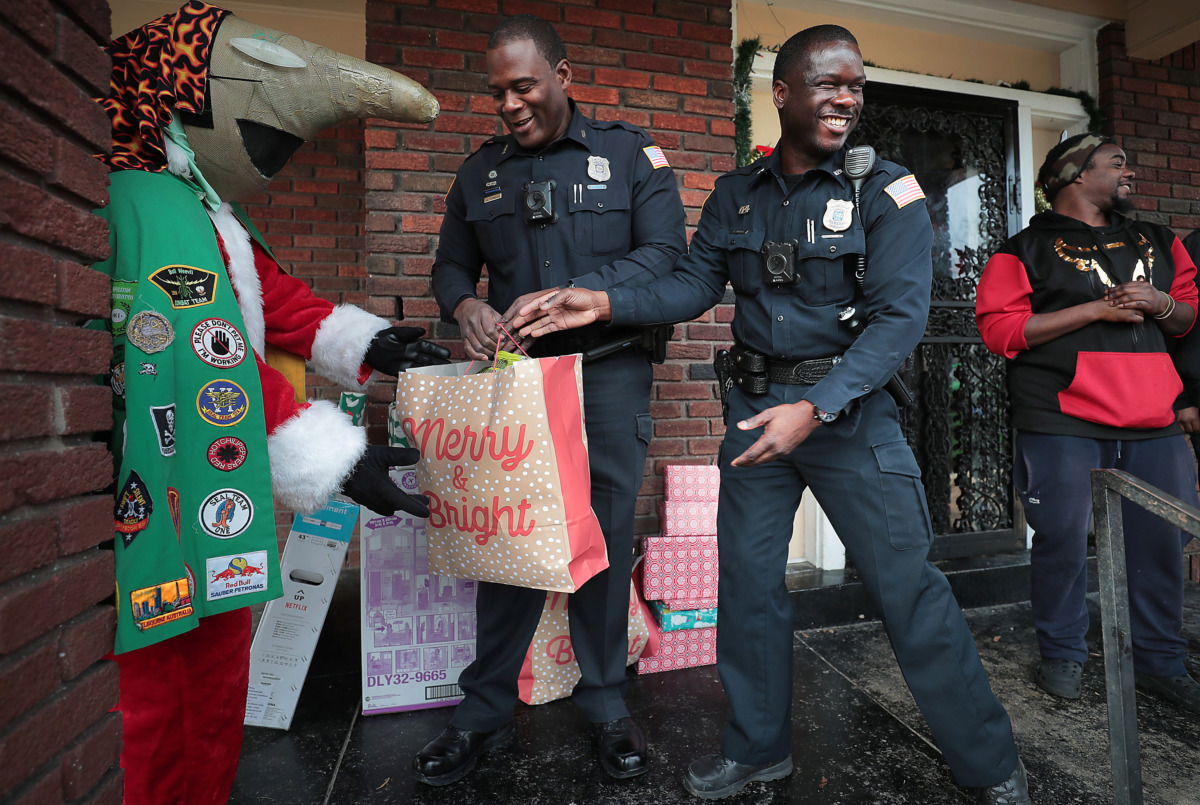 <strong>Memphis Police officers unload gifts at burglary victim Stacie Jackson's South Memphis home on Wednesday, Dec. 19.</strong> (Jim Weber/Daily Memphian)