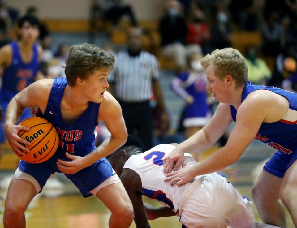 <strong>Memphis University School point guard Henry Nickey (11) fights for a loose ball during a Nov. 28, 2020 home game against Bartlett High School.</strong> (Patrick Lantrip/Daily Memphian)