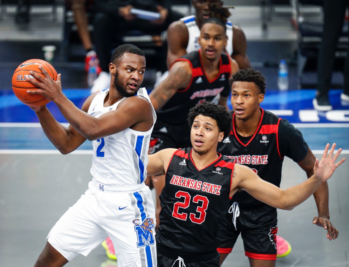 <strong>Memphis guard Alex Lomax (left) looks to make a pass while driving the lane against Arkansas State on Dec. 2, 2020.</strong> (Mark Weber/The Daily Memphian)