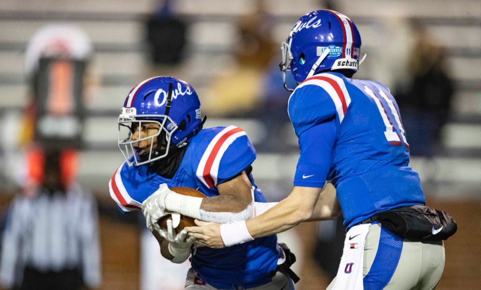 <strong>MUS quarterback Edwin Shy hands off the ball to Hunter Barnes in the game against McCallie on Thursday, Dec. 3, 2020, in Cookeville, Tennessee.</strong> (Wade Payne/www.wadepaynephoto.com)