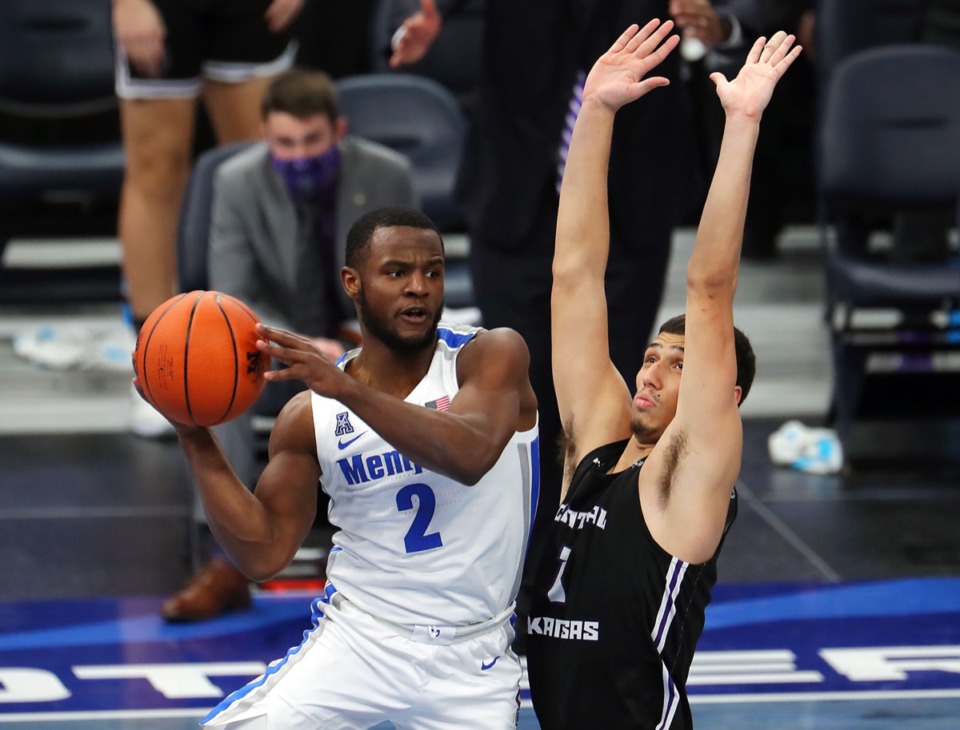 <strong>University of Memphis guard Alex Lomax (2) looks for an open teammate during the Dec. 4, 2020, game against the University of Central Arkansas.</strong> (Patrick Lantrip/Daily Memphian)