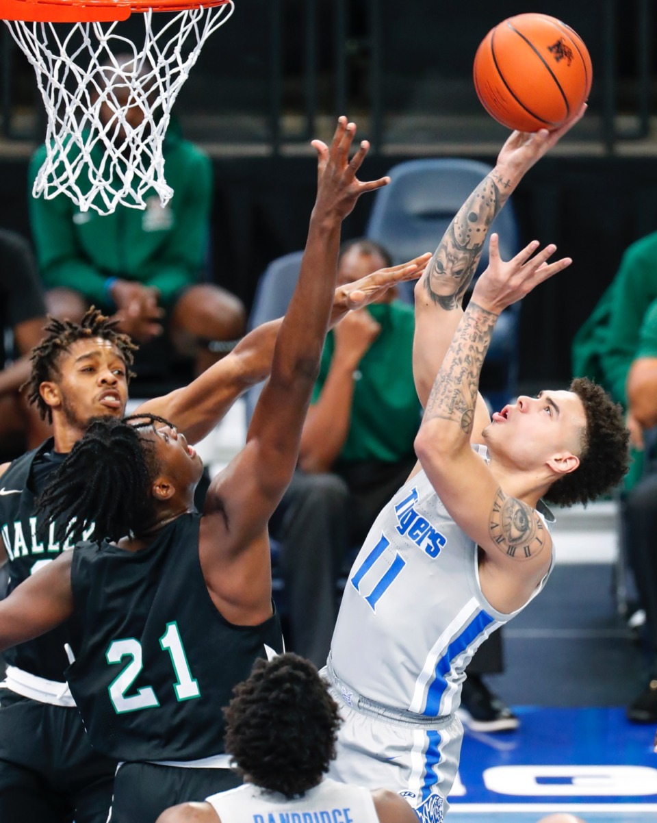 <strong>Memphis guard Lester Quinones (right) drives the lane against Mississippi Valley State on Dec. 8, 2020.</strong> (Mark Weber/The Daily Memphian)