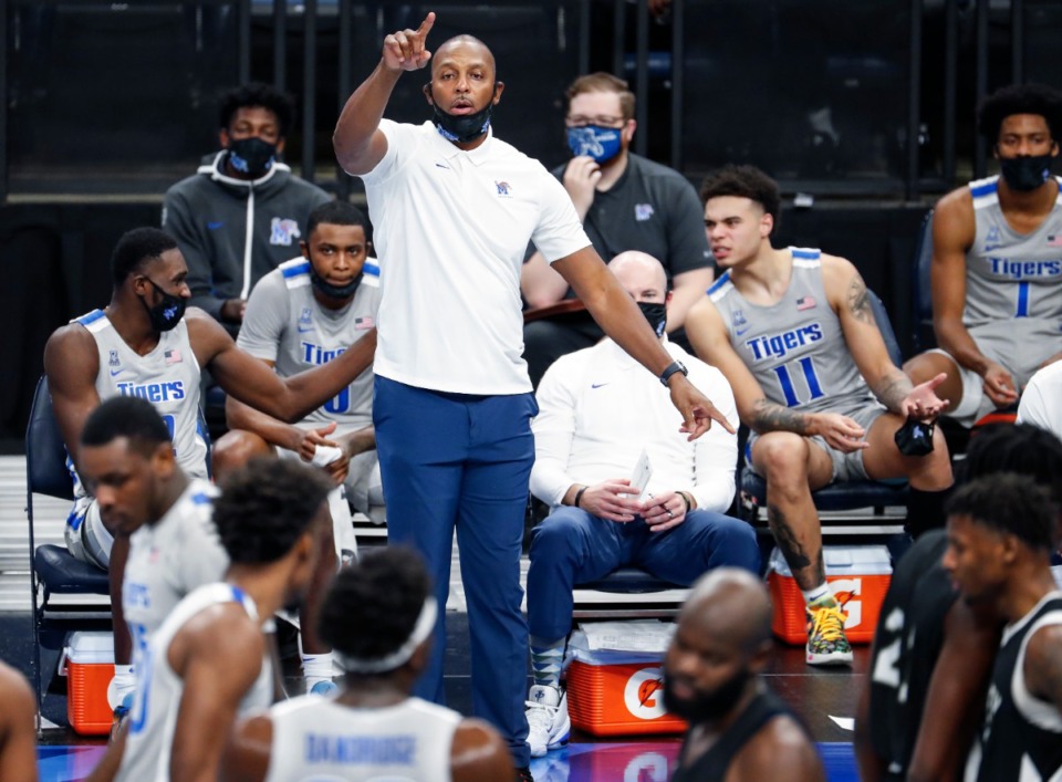<strong>Memphis head coach Penny Hardaway (top) directs his players against Mississippi Valley State on Tuesday, Dec. 8, 2020.</strong> (Mark Weber/The Daily Memphian)