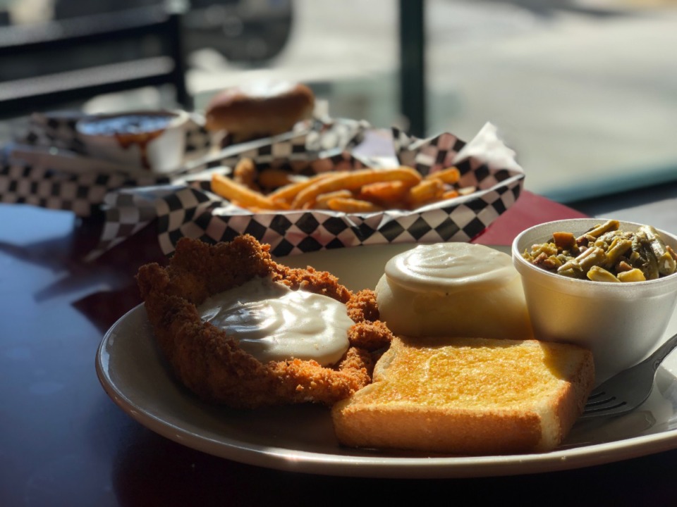 <strong>The Hungry Man special at Ty&rsquo;s Smokehouse features meat, two sides, Texas toast and a cold drink for $8.99.</strong> (Jennifer Biggs/Daily Memphian)