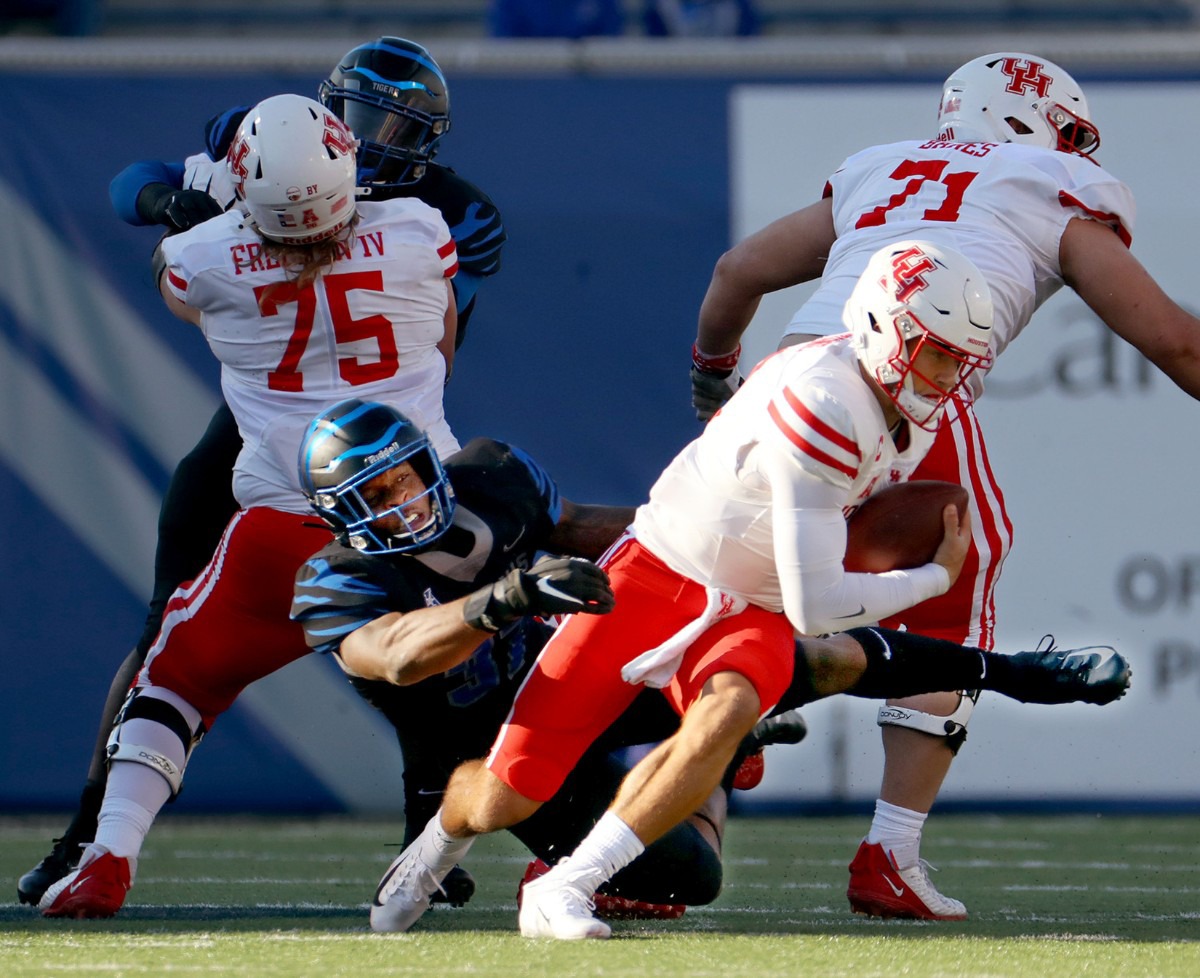 <strong>University of Memphis linebacker Jaylon Allen (37) tries to bring down University of Houston quarterback Clayton Tune (3) during a Dec. 12, 2020 game.</strong> (Patrick Lantrip/Daily Memphian)