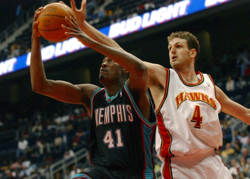 <strong>Memphis Grizzlies forward James Posey (41) goes to the basket against Atlanta&rsquo;s Chris Crawford (4) during a game March 29, 2004, at Philips Arena in Atlanta. The Grizzlies defeated the Hawks 136-133 in double overtime and Posey had 38 points for the night.</strong> (AP Photo/Gregory Smith file)