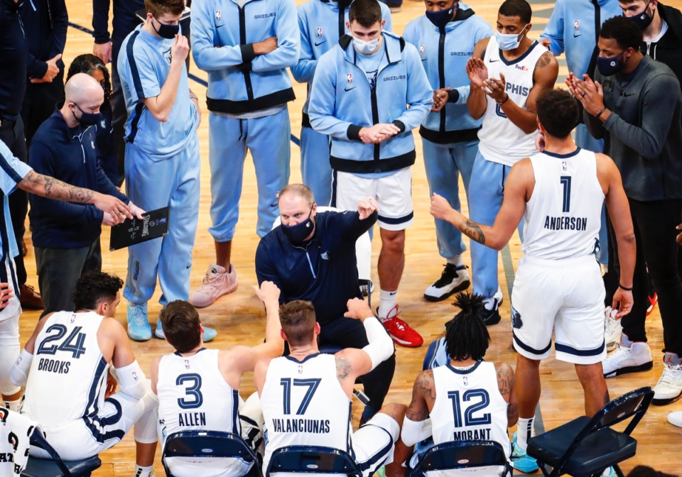 <strong>Memphis Grizzlies head coach Taylor Jenkins (middle) leads the huddle during a break in the game against Atlanta on Thursday, Dec. 17, 2020.</strong> (Mark Weber/The Daily Memphian)