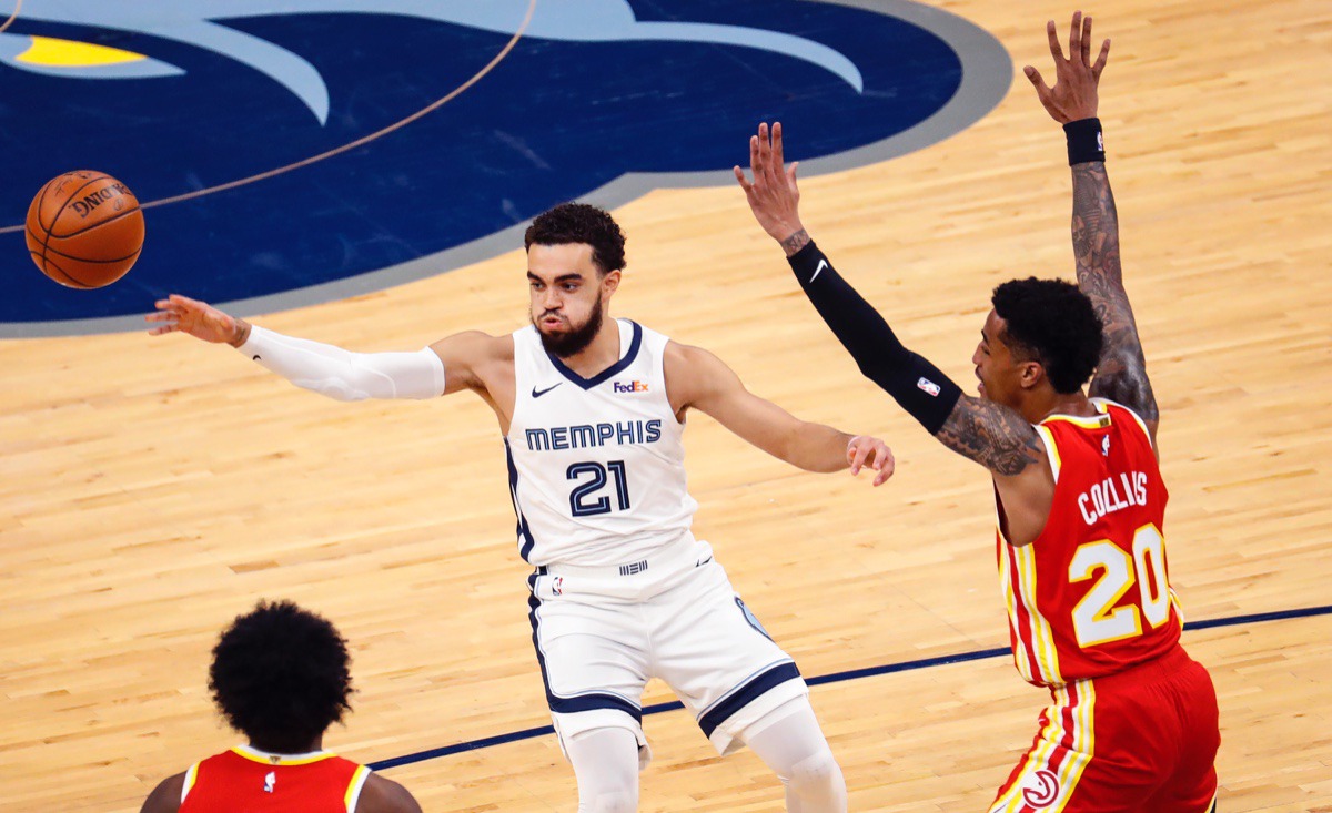 <strong>Memphis Grizzlies guard Tyus Jones (middle) passes against the Atlanta Hawks on Thursday, Dec. 17, 2020.</strong> (Mark Weber/The Daily Memphian)