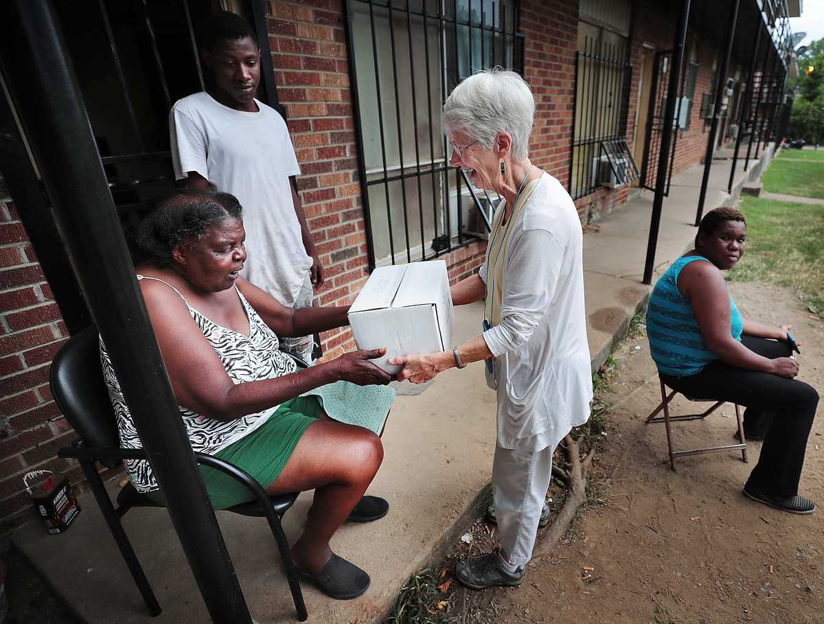 <strong>MIFA volunteer Cookie Ewing delivers Chattie Hampton's MIFA meal to her Binghampton apartment. Fueled by thousands of volunteers, MIFA, which turns 50 this year, has gone high tech with pre-plotted routes and an app, but deliveries are still made with a personal touch.</strong> (Jim Weber/Daily Memphian)