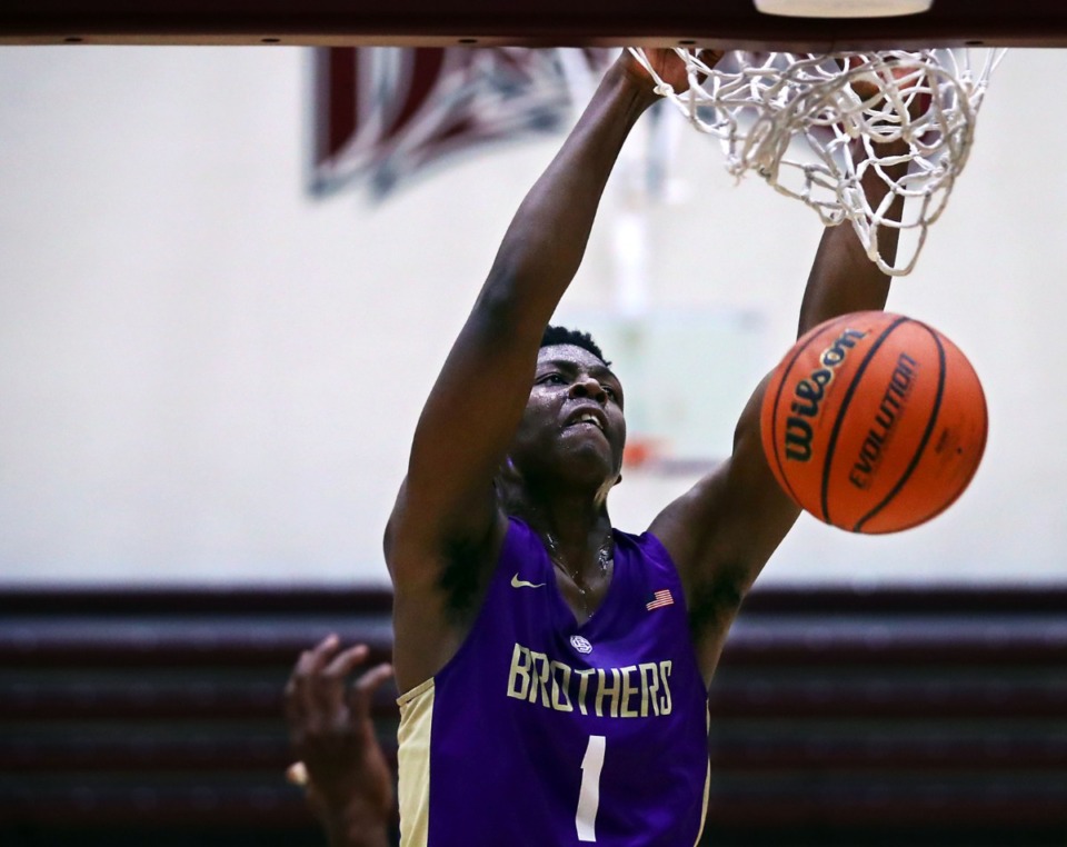<strong>Christian Brothers guard Chandler Jackson dunks the ball against Collierville High.</strong> (Patrick Lantrip/Daily Memphian)