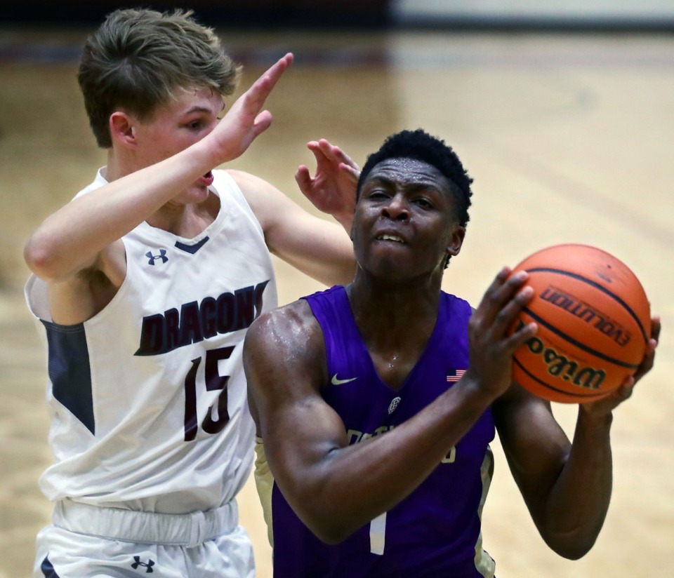 <strong>Christian Brothers guard Chandler Jackson (1) drives to the basket against a Collierville High defender.</strong> (Patrick Lantrip/Daily Memphian)