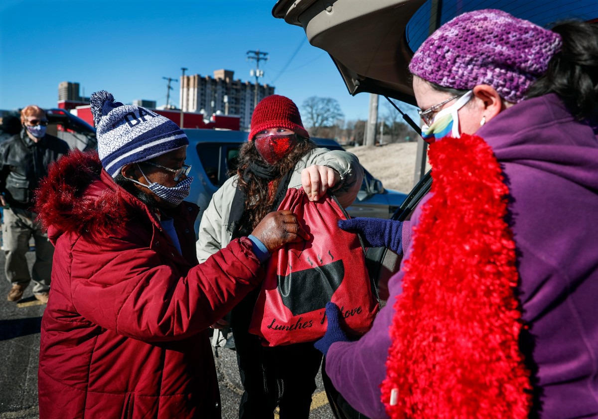 <strong>Lunches &rsquo;N Love outreach ministries&rsquo; founder Sydney Crabtree (middle) hands supplies to the needy on Friday, Dec. 25, 2020 around Downtown</strong>. (Mark Weber/The Daily Memphian)