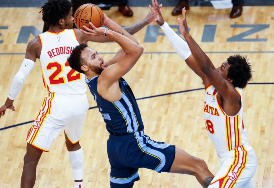 <strong>Memphis Grizzlies forward Kyle Anderson (left) drives the lane against the Atlanta Hawks defense during action on Saturday, Dec. 26, 2020.</strong> (Mark Weber/The Daily Memphian)