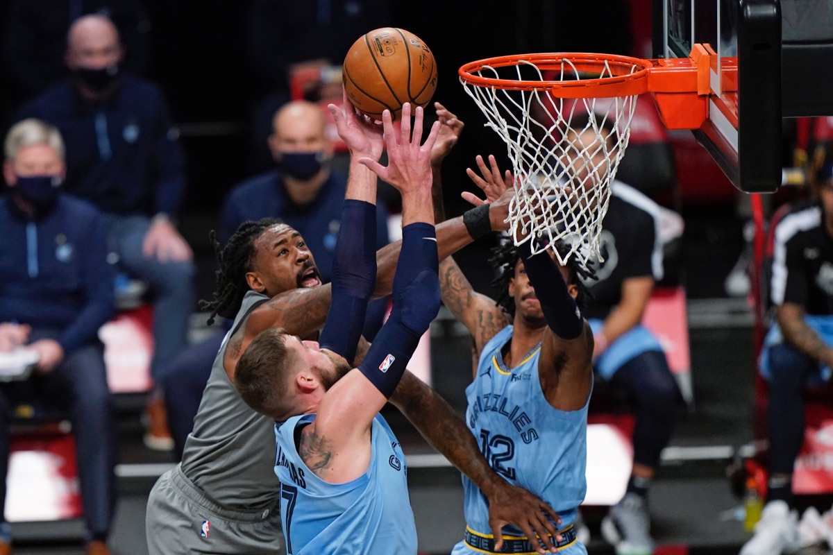 <strong>Grizzlies center Jonas Valanciunas (17) steals the ball from Brooklyn Nets center DeAndre Jordan, left, as guard Ja Morant (12) defends on Monday, Dec. 28, 2020, in New York.</strong> (athy Willens/AP)