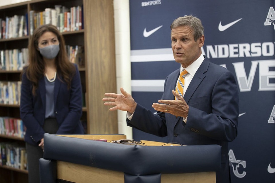<strong>Tennessee Gov. Bill Lee and his education commissioner, Penny Schwinn, visit a school in Anderson County in October 2020.</strong> (Wade Payne/TN.gov)&nbsp;
