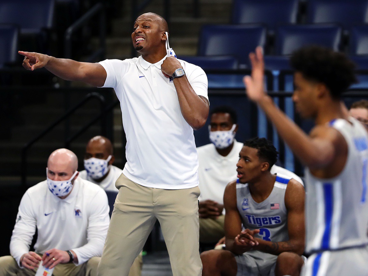 <strong>University of Memphis Penny Hardaway tries to get his team's attention during a home game against the University of South Florida on Dec. 29, 2020.</strong> (Patrick Lantrip/Daily Memphian)