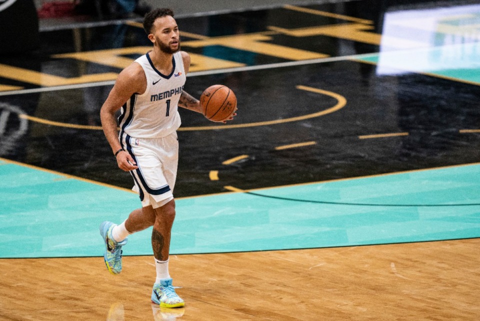 <strong>Memphis Grizzlies forward Kyle Anderson (1) brings the ball up court against the Charlotte Hornets during an NBA basketball game in Charlotte, N.C., Friday, Jan. 1, 2021.</strong> (Jacob Kupferman/AP)