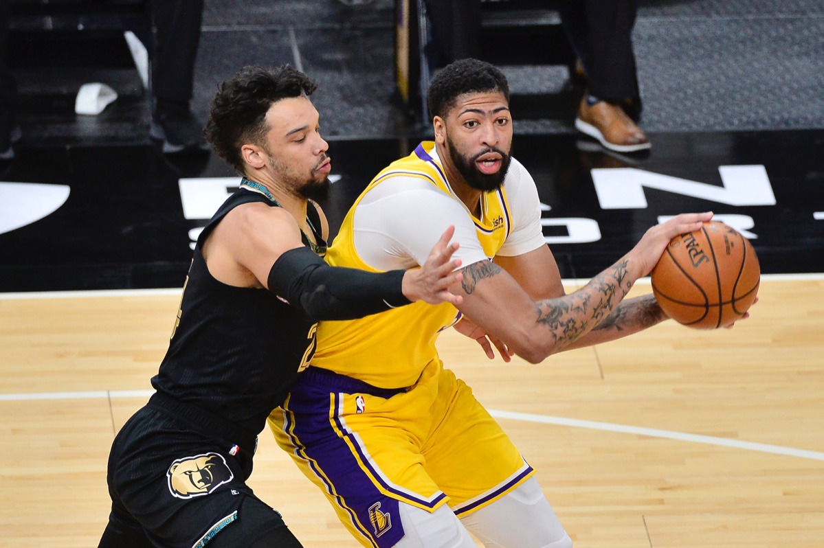 <strong>Grizzlies guard Dillon Brooks puts pressure on Los Angeles Lakers forward Anthony Davis on Jan. 5, 2021, at FedExForum.</strong> (Brandon Dill/AP)