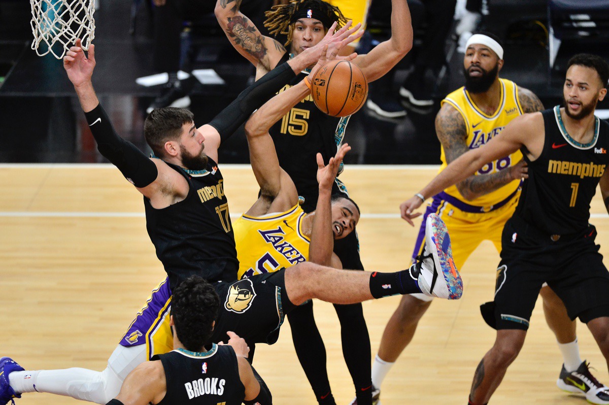 <strong>Center Jonas Valanciunas (17) collides with Los Angeles Lakers guard Talen Horton-Tucker (5) under the basket at FedExForum on Tuesday, Jan. 5, 2021.</strong> (Brandon Dill/AP)