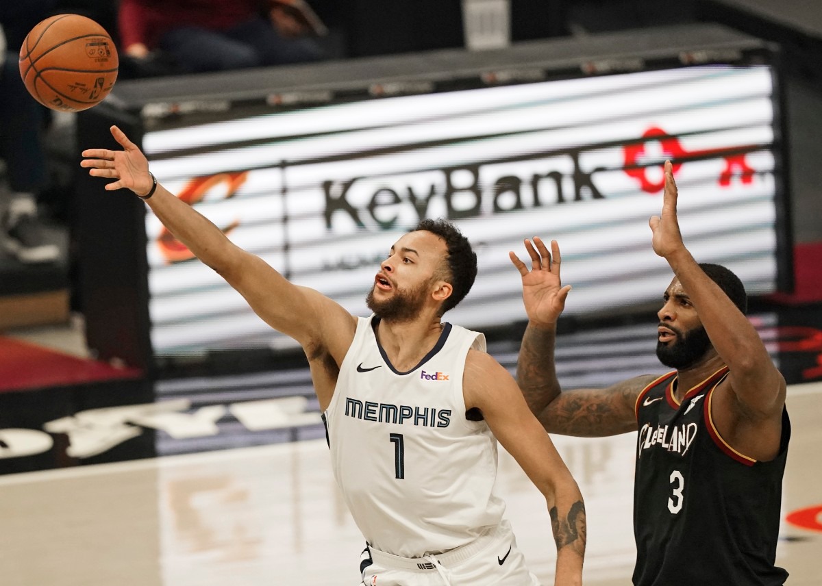 <strong>Kyle Anderson (1) drives to the basket against Cleveland&rsquo;s Andre Drummond (3)on Monday, Jan. 11, 2021, in Cleveland.</strong> (AP Photo/Tony Dejak)