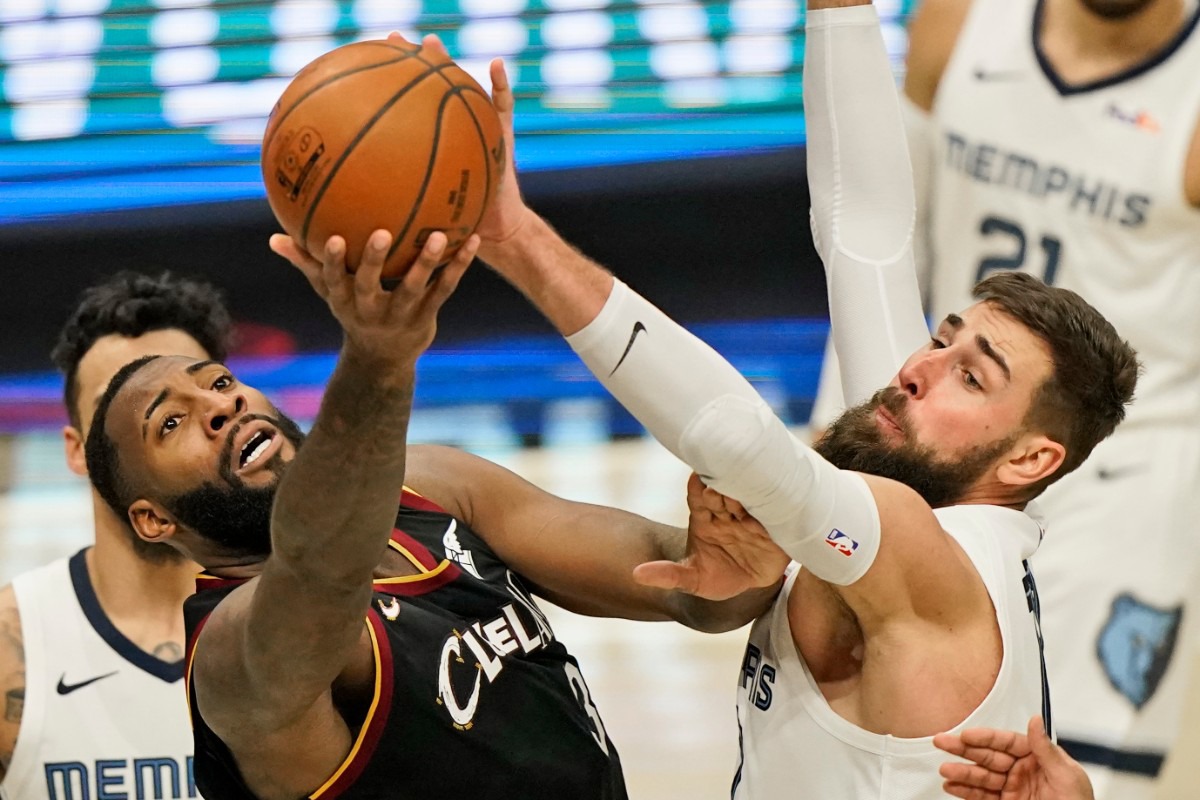 <strong>Cleveland Cavaliers' Andre Drummond, left, and Memphis Grizzlies' Jonas Valanciunas, right, battle for the ball on Jan. 11, 2021, in Cleveland.</strong> (Tony Dejak/AP)