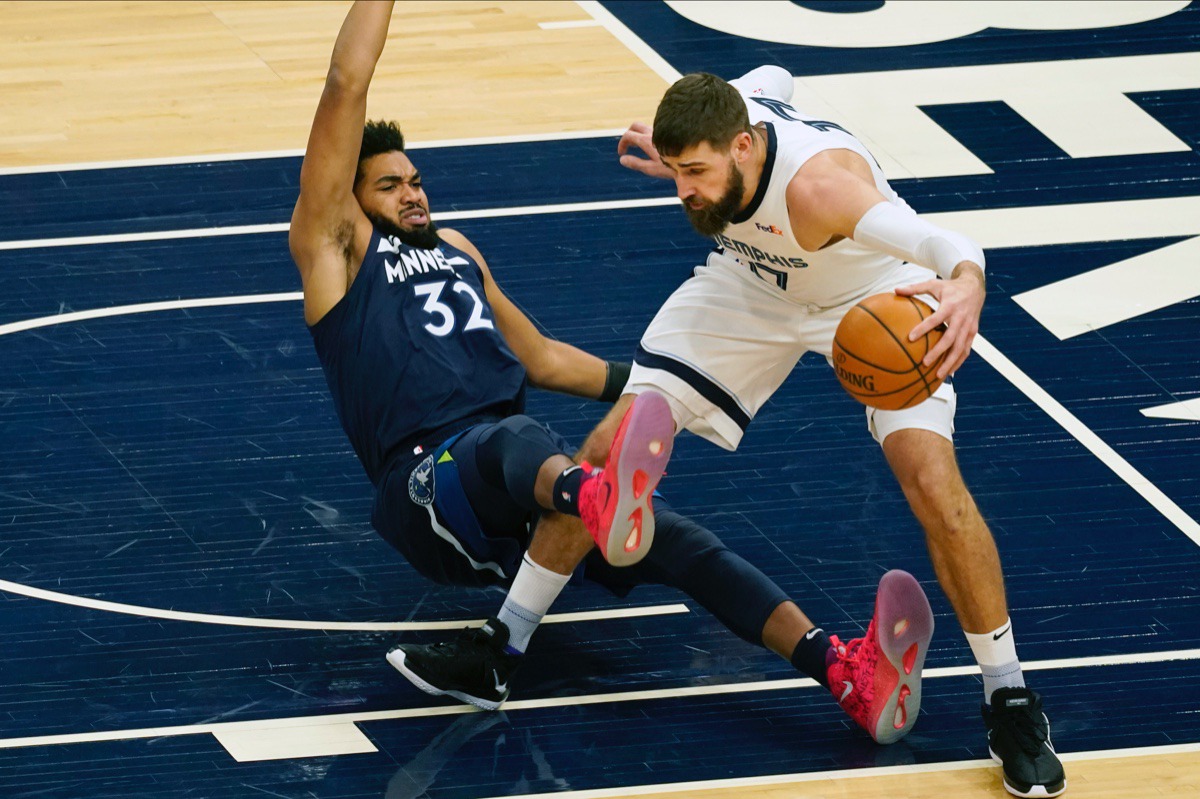 <strong>Minnesota&rsquo;s Karl-Anthony Towns, left, gets tangled up with Memphis Grizzlies' Jonas Valanciunas on Wednesday, Jan. 13, 2021, in Minneapolis.</strong> (Jim Mone/AP)