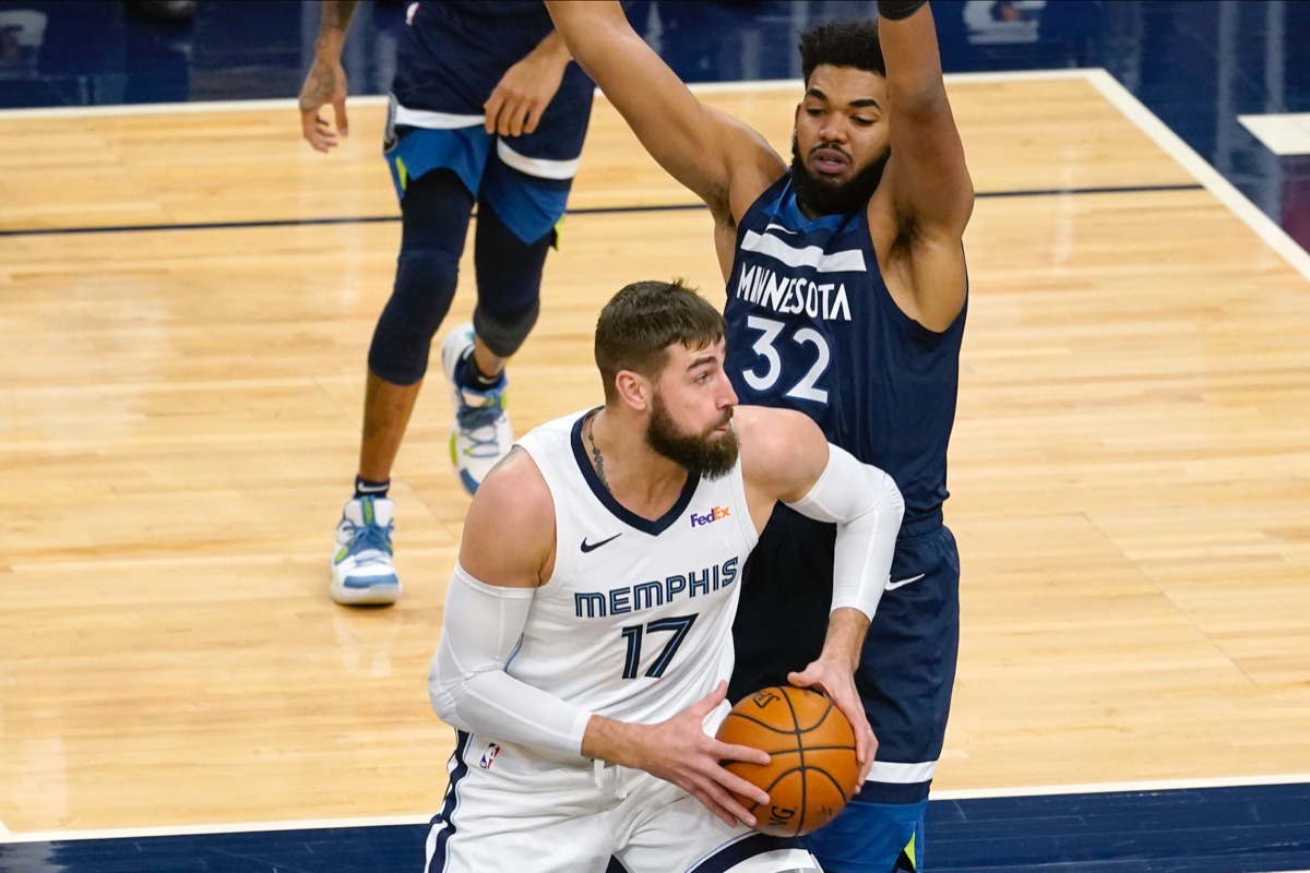 <strong>Center Jonas Valanciunas (17) makes his way past Minnesota&rsquo;s Karl-Anthony Towns (32) on Wednesday, Jan. 13, 2021, in Minneapolis.</strong> (Jim Mone/AP)