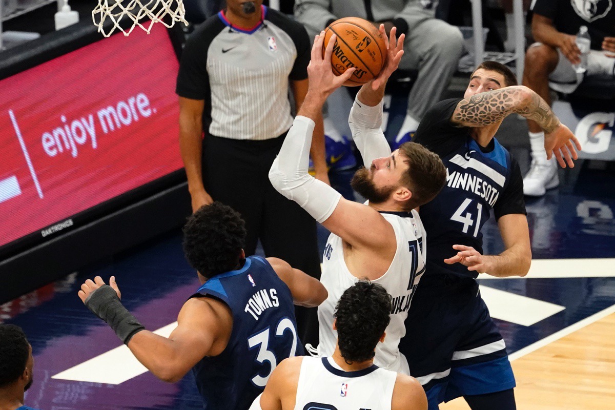 <strong>Memphis Grizzlies' Jonas Valanciunas, center, shoots past Minnesota Timberwolves' Karl-Anthony Towns (32) and Juancho Hernangomez (41) on Jan. 13, 2021, in Minneapolis.</strong>&nbsp;(Jim Mone/AP)