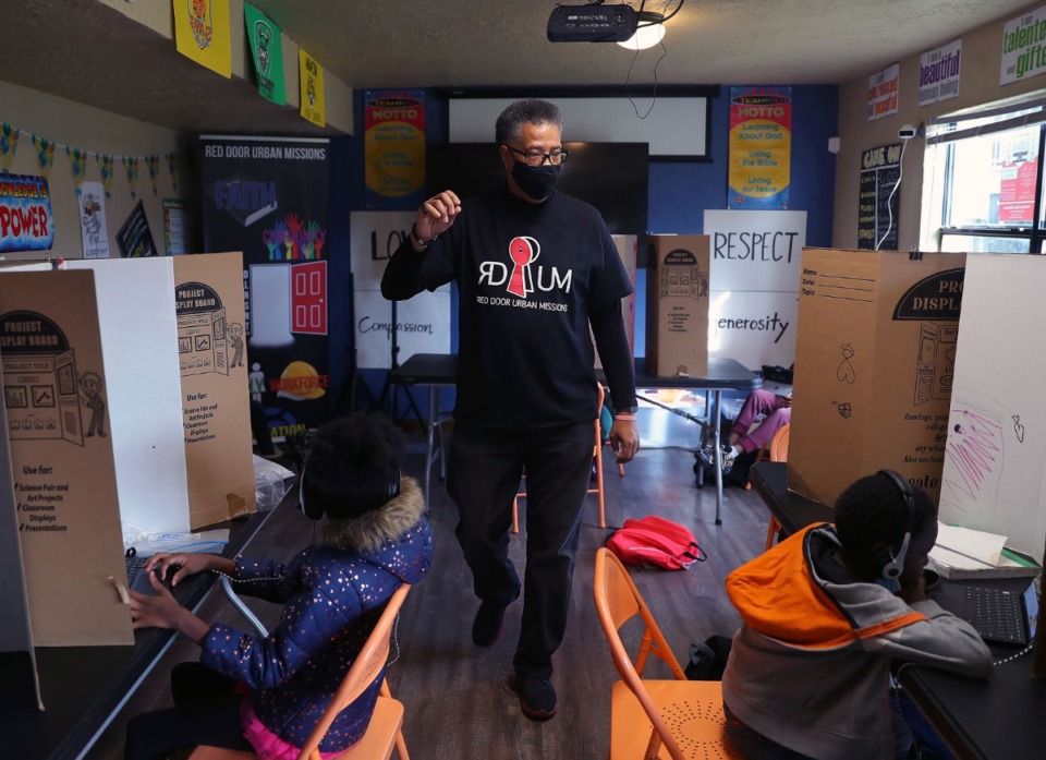 <strong>Eric Watkins helps students keep their focus on Thursday, Jan. 14, at Red Door Urban Missions&rsquo; virtual school learning center inside the New Horizon Apartments in Whitehaven.&nbsp;Watkins started the nonprofit in 2019 as a grassroots organization to serve those who are &ldquo;marginalized, neglected and ignored.&rdquo; </strong>(Patrick Lantrip/Daily Memphian)