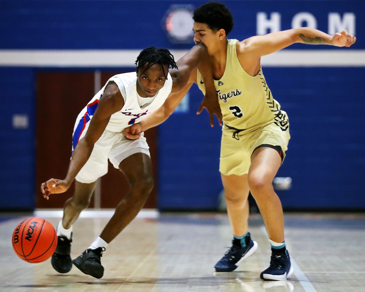 <strong>Bartlett guard Amarr Knox (1) drives against Arlington guard Isaiah Jones (2) on Jan. 15, 2021.</strong> (Patrick Lantrip/Daily Memphian)