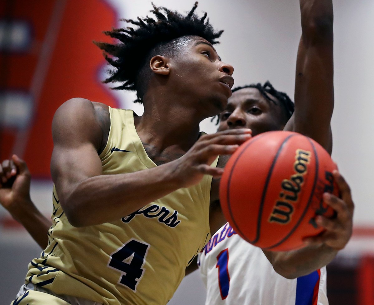 <strong>Arlington guard Madison Peaster (4) goes for a layup against Bartlett&rsquo;s Amarr Knox (1) on Jan. 15, 2021.</strong> (Patrick Lantrip/Daily Memphian)