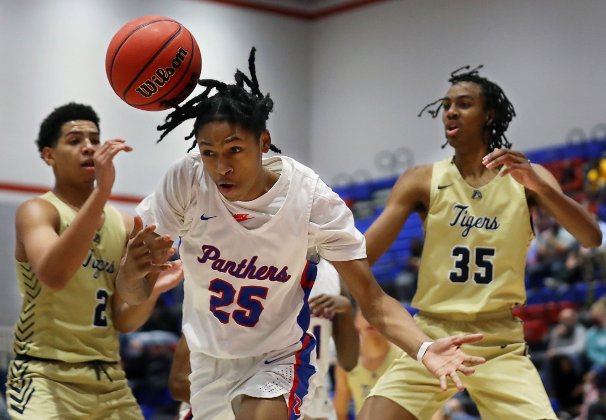 <strong>Bartlett guard Shawn Brown (25) tries to wrangle a loose rebound against Arlington High School.</strong> (Patrick Lantrip/Daily Memphian)