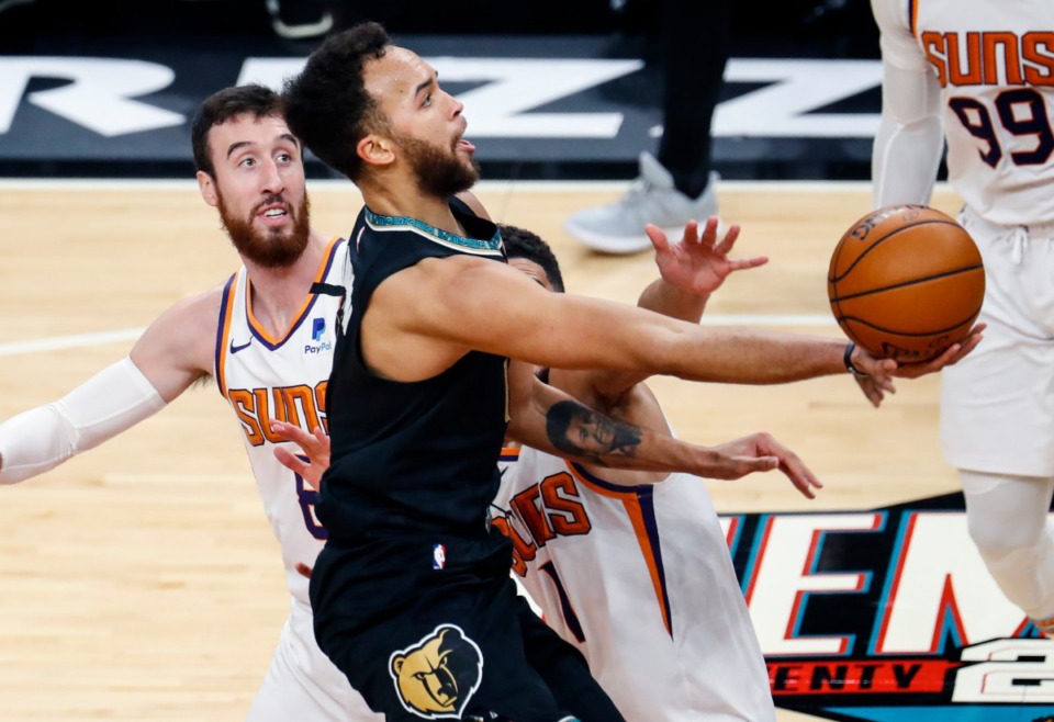 <strong>Memphis Grizzlies forward Kyle Anderson (middle) drives the lane against the Phoenix Suns defense during action on Monday, Jan. 18, 2021.</strong> (Mark Weber/The Daily Memphian)