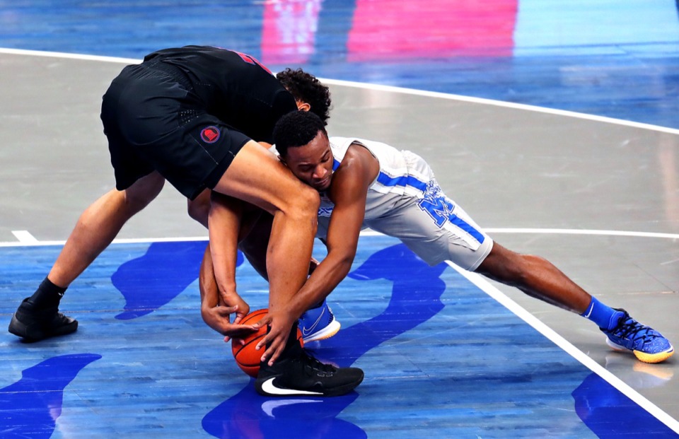 <strong>University of Memphis guard Alex Lomax (2) battles for a loose ball during the Jan. 26, 2021, game against Southern Methodist University at FedExForum.</strong> (Patrick Lantrip/Daily Memphian)