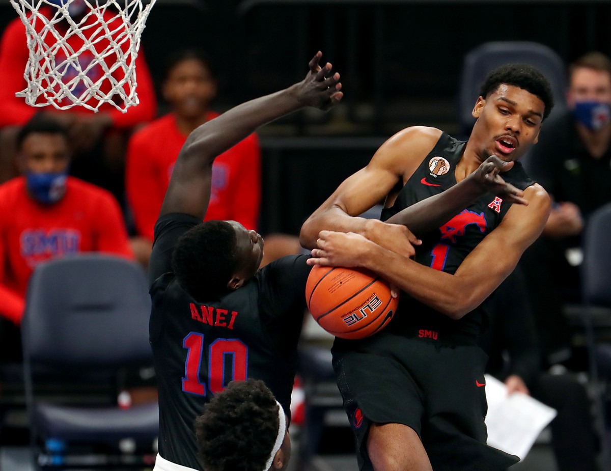 <strong>Southern Methodist University forward Feron Hunt (1) tries to wrangle a loose rebound during the Jan. 26, 2021, game against the University of Memphis at FedExForum.</strong> (Patrick Lantrip/Daily Memphian)