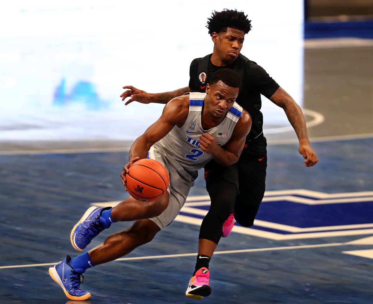 <strong>University of Memphis guard Alex Lomax (2) brings the ball upcourt on Jan. 26, 2021, in the game against SMU.</strong> (Patrick Lantrip/Daily Memphian)