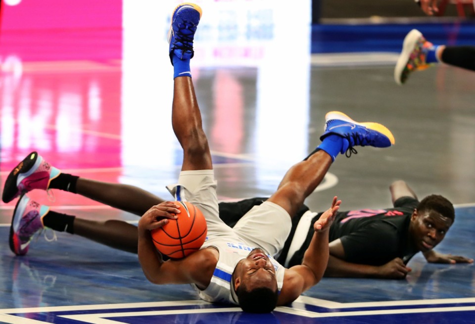 <strong>University of Memphis guard Alex Lomax (2) dives for a loose ball during the Jan. 26, 2021, game against SMU.</strong> (Patrick Lantrip/Daily Memphian)