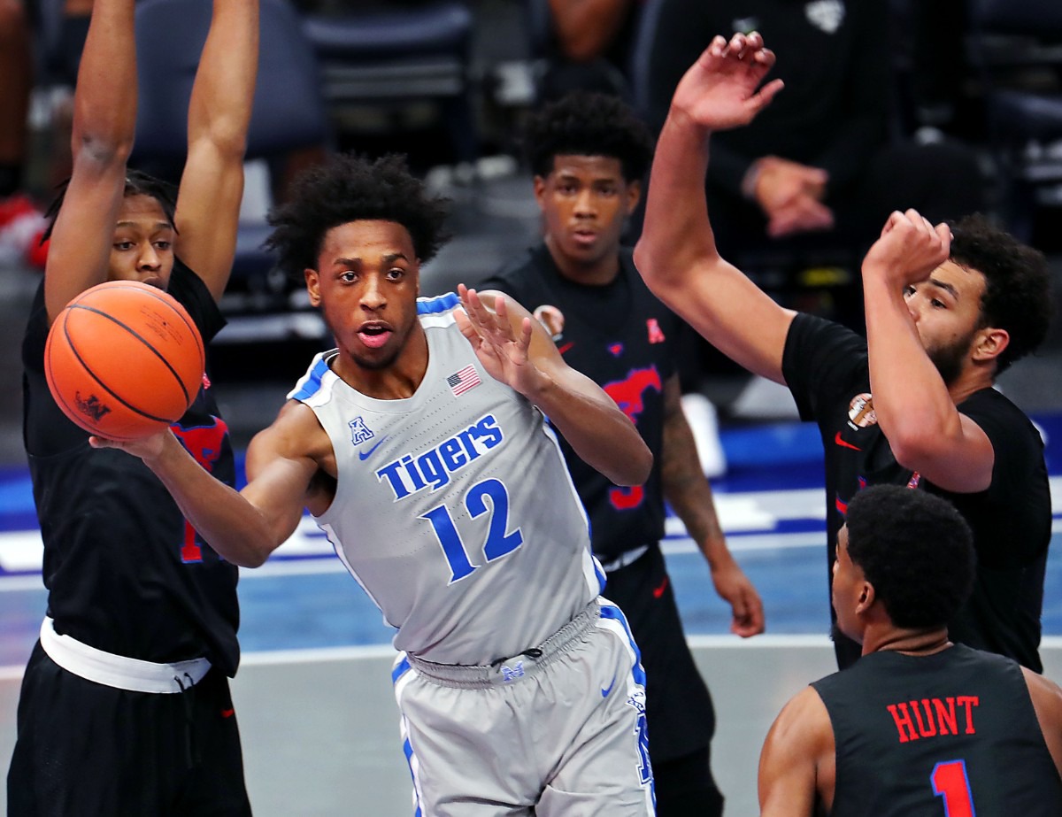 <strong>University of Memphis forward DeAndre Williams (12) passes the ball during the Jan. 26, 2021, game against Southern Methodist University.</strong> (Patrick Lantrip/Daily Memphian)