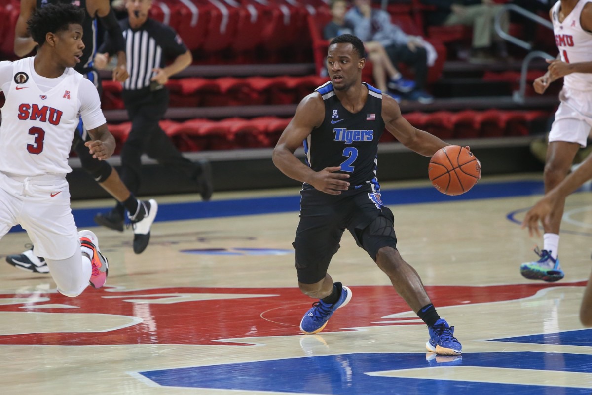 <strong>Alex Lomax looks to pass against SMU in Dallas on Jan. 28, 2021.</strong> (Courtesy University of Memphis)