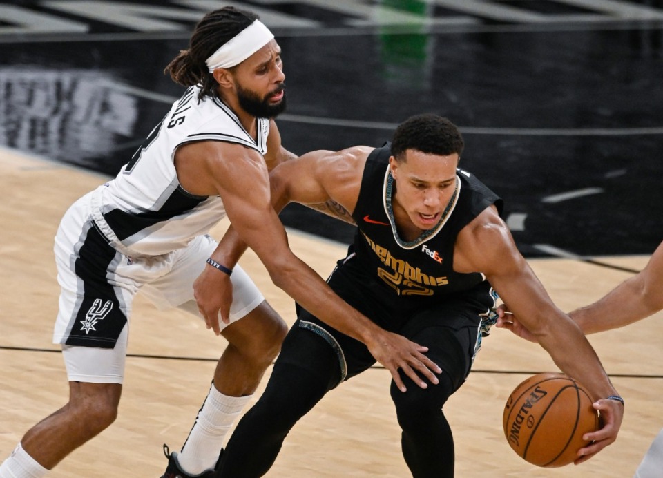 <strong>San Antonio Spurs' Patty Mills (left), attempts to steal the ball from Memphis Grizzlies' Desmond Bane during the second half of an NBA basketball game, Saturday, Jan. 30, 2021, in San Antonio.</strong> (Darren Abate/AP)